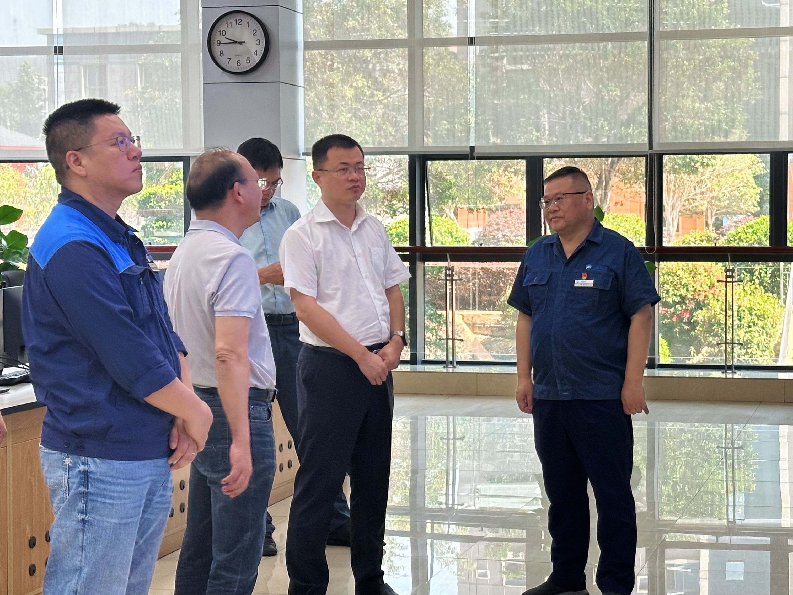 南宁市兴宁区委书记高鑫一行到南宁亿兆体育公司调研指导工作.jpg